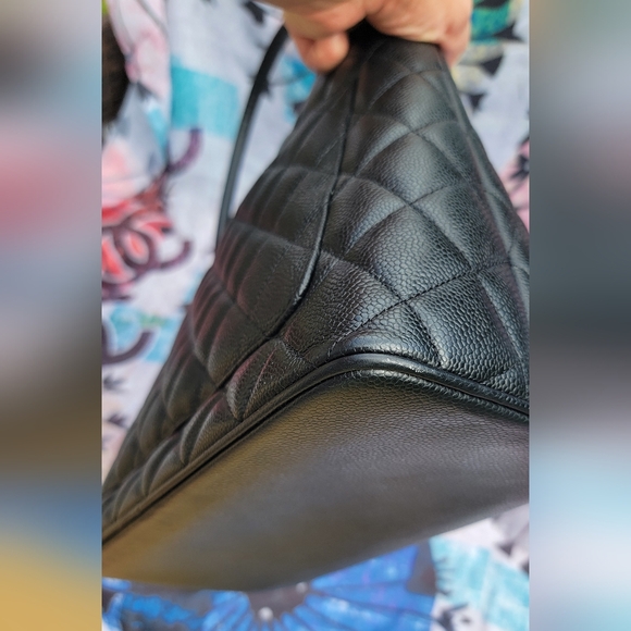 CHANEL Medallion Black Quilted Caviar Leathet Tote - Picture 11 of 16